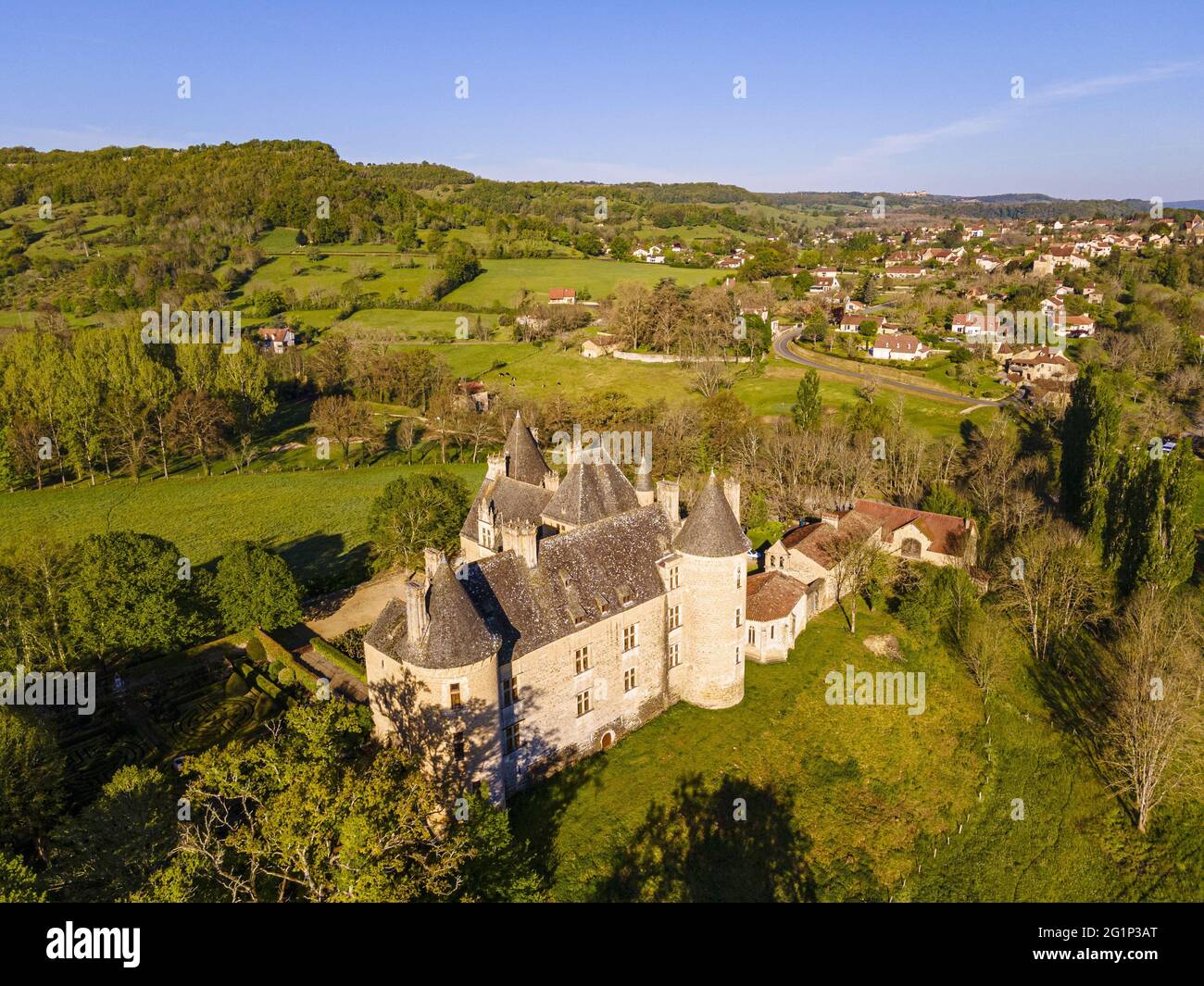 France, Lot, Saint-Jean-Lespinasse, Château de Montal de style Renaissance  près de Saint-Céré, vallée de la Dordogne (vue aérienne Photo Stock - Alamy