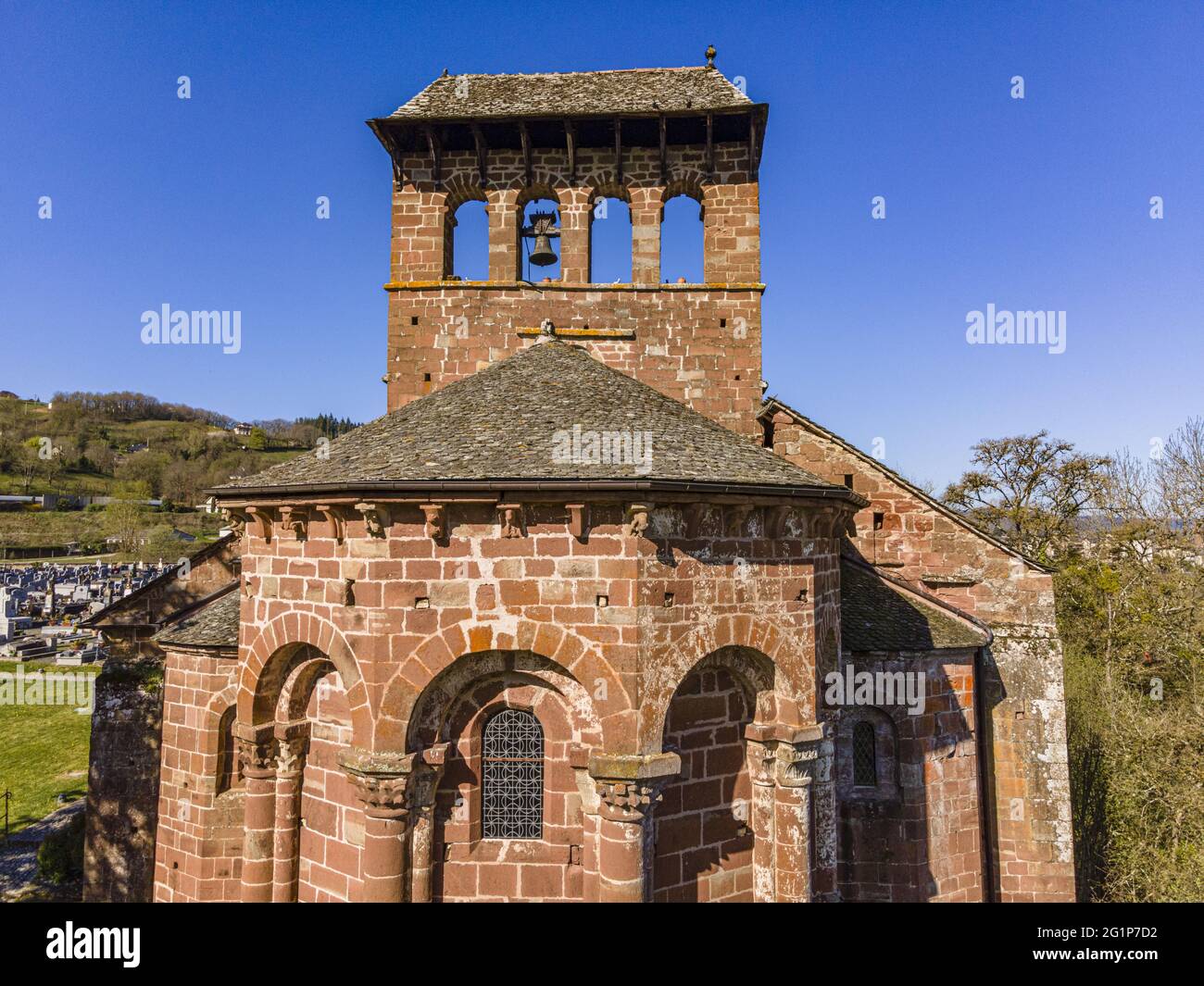 France, Aveyron, Vallée du Lot, Espalion sur la via Podiensis, un des itinéraires de pèlerinage à Saint-Jacques-de-Compostelle, église romaine Perse (vue aérienne) Banque D'Images