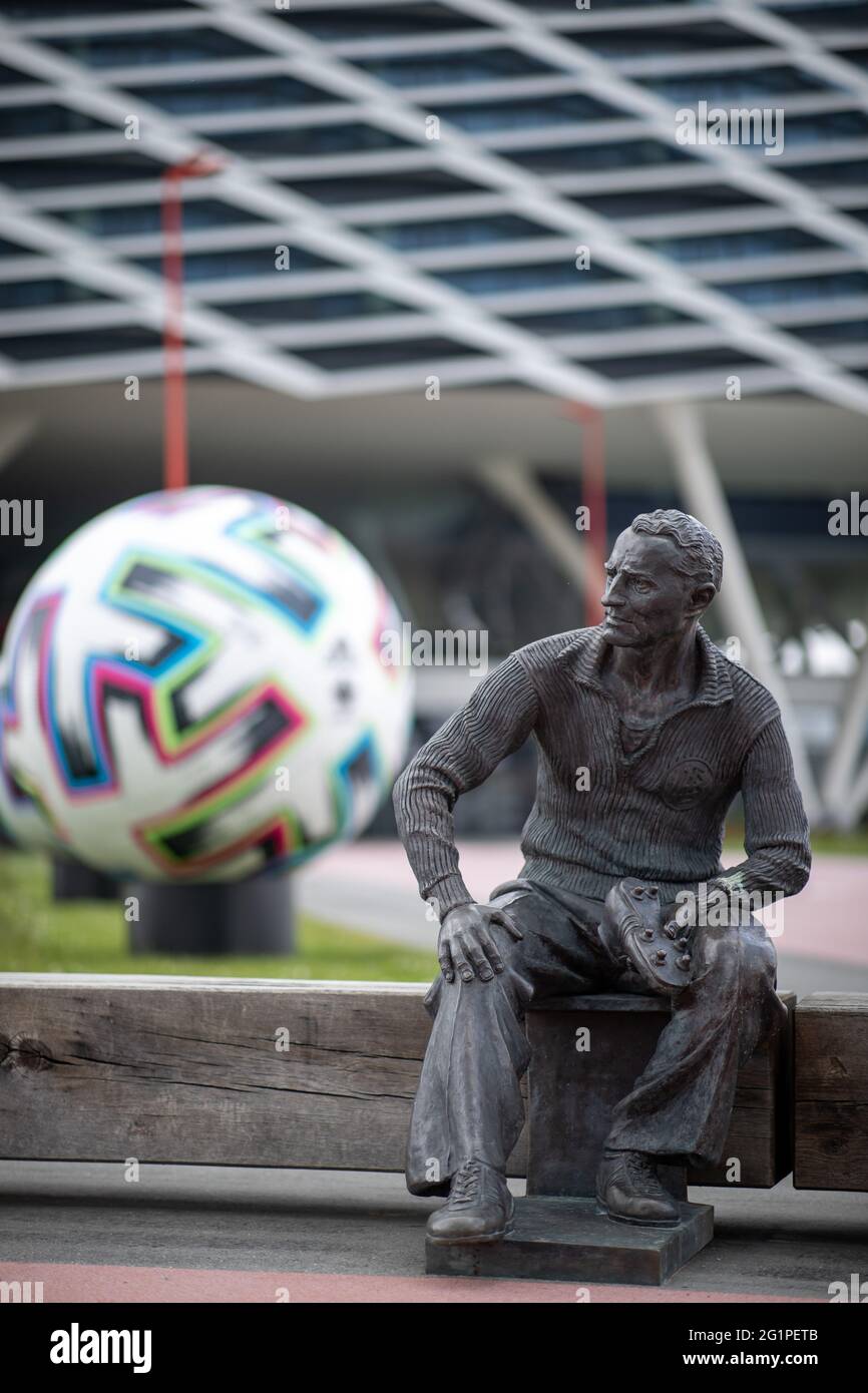 Herzogenaurach, Allemagne. 07e juin 2021. Une statue du fondateur Adolf  'Adi' Dassler a été érigée devant le bâtiment de bureau 'Arena' sur le  terrain du fabricant d'articles de sport adidas. En arrière-plan