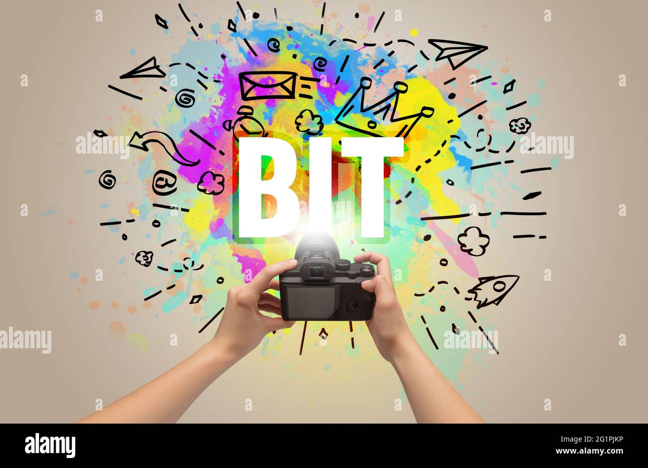 Gros plan d'une main tenant un appareil photo numérique avec dessin abstrait Banque D'Images