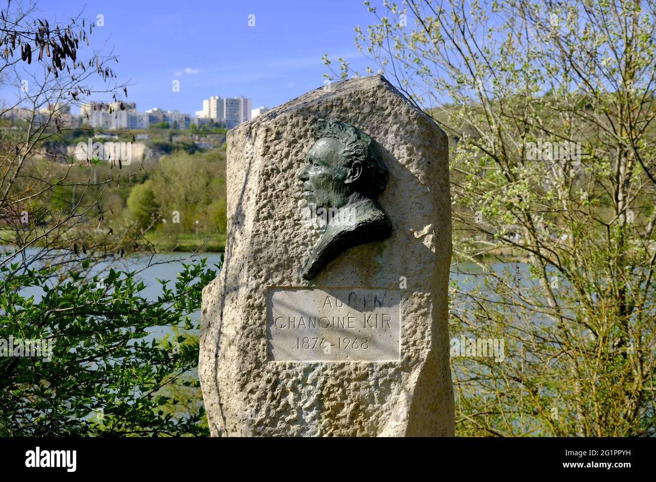 France, Côte d'Or, Dijon, Lac Kir, stèle de Chanoine Felix Kir (1876-1968), ancien maire de la ville qui donnera son nom au lac ainsi qu'à la boisson Banque D'Images