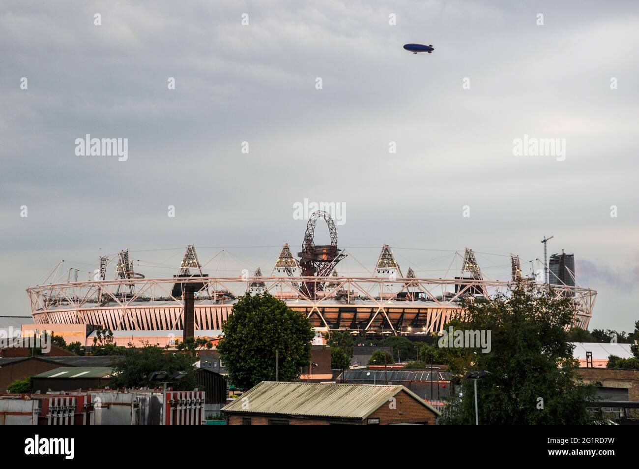 Goodyear Blimp filmant à la télévision au-dessus du stade olympique pour la cérémonie d'ouverture des Jeux Olympiques de Londres 2012. Jeux d'été nouveau stade Banque D'Images