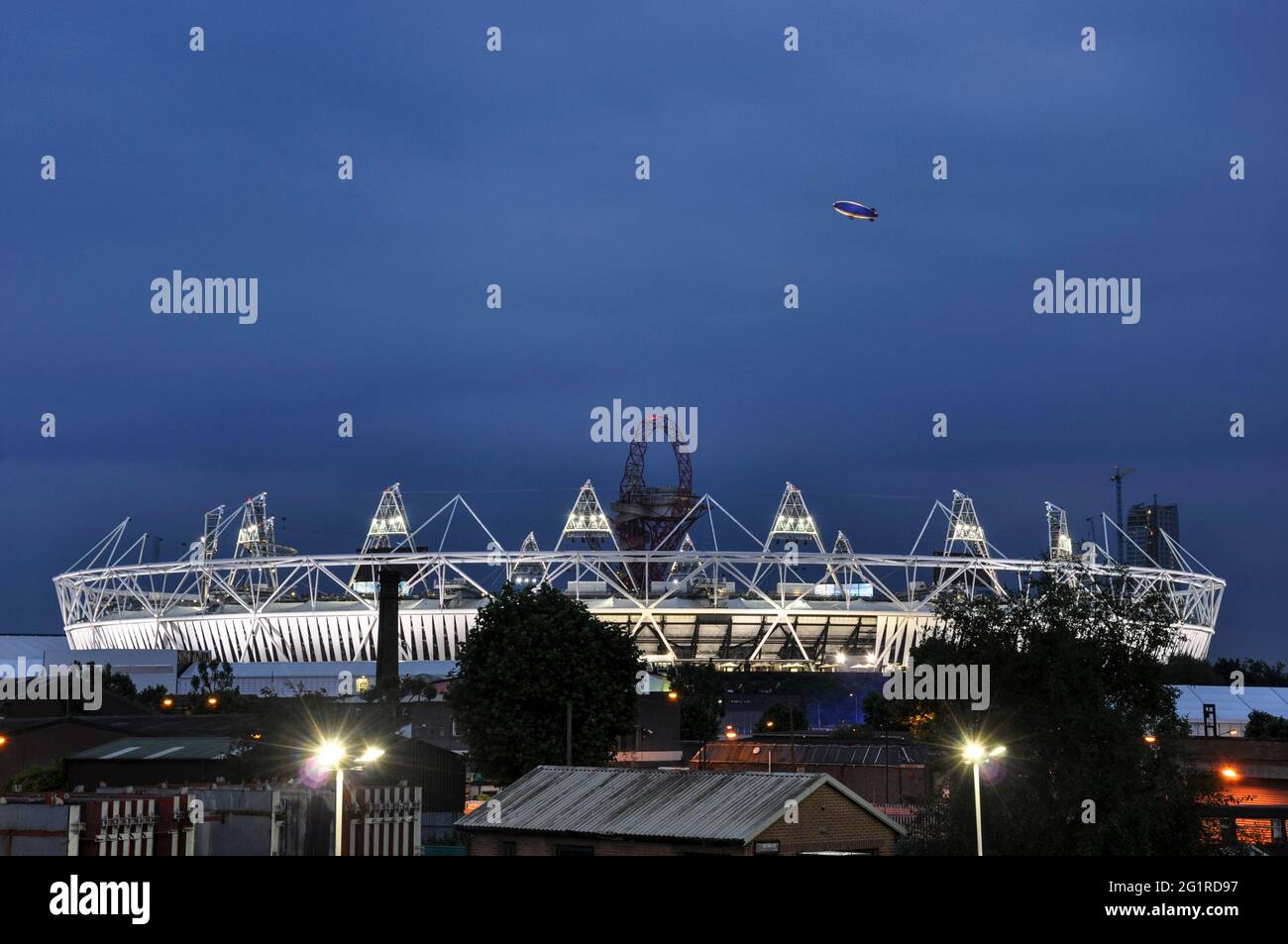 Goodyear Blimp filmant à la télévision au-dessus du stade olympique pour la cérémonie d'ouverture des Jeux Olympiques de Londres 2012. Jeux d'été nouveau stade Banque D'Images