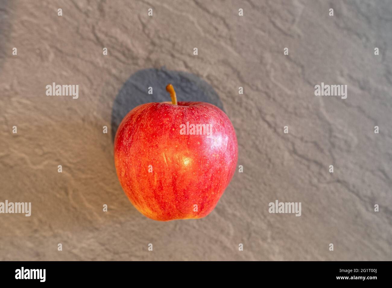 Pomme rouge mûre sur une table en bois sombre Banque D'Images