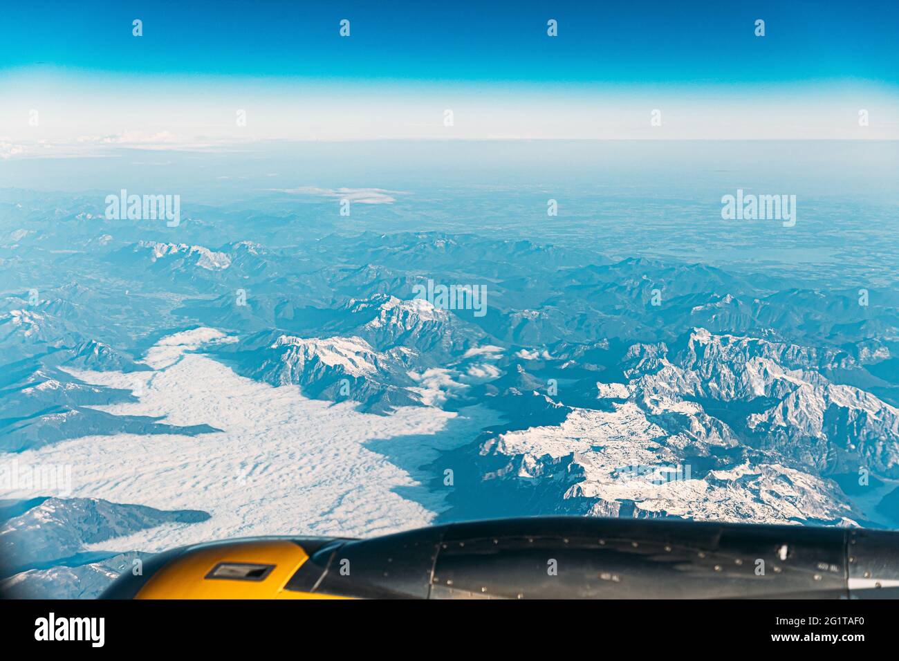 Vue aérienne depuis la fenêtre en avion sur Snowy Top des montagnes Tatra en été. Attitude élevée. Banque D'Images
