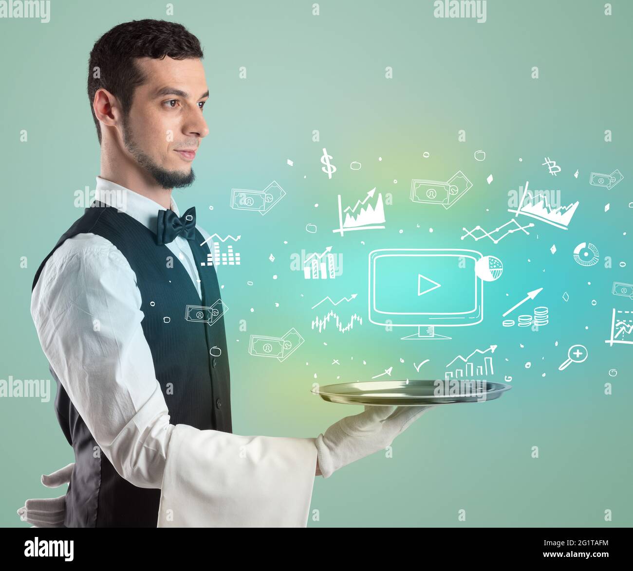 Beau jeune serveur en tuxedo tenant des icônes d'argent sur le plateau Banque D'Images