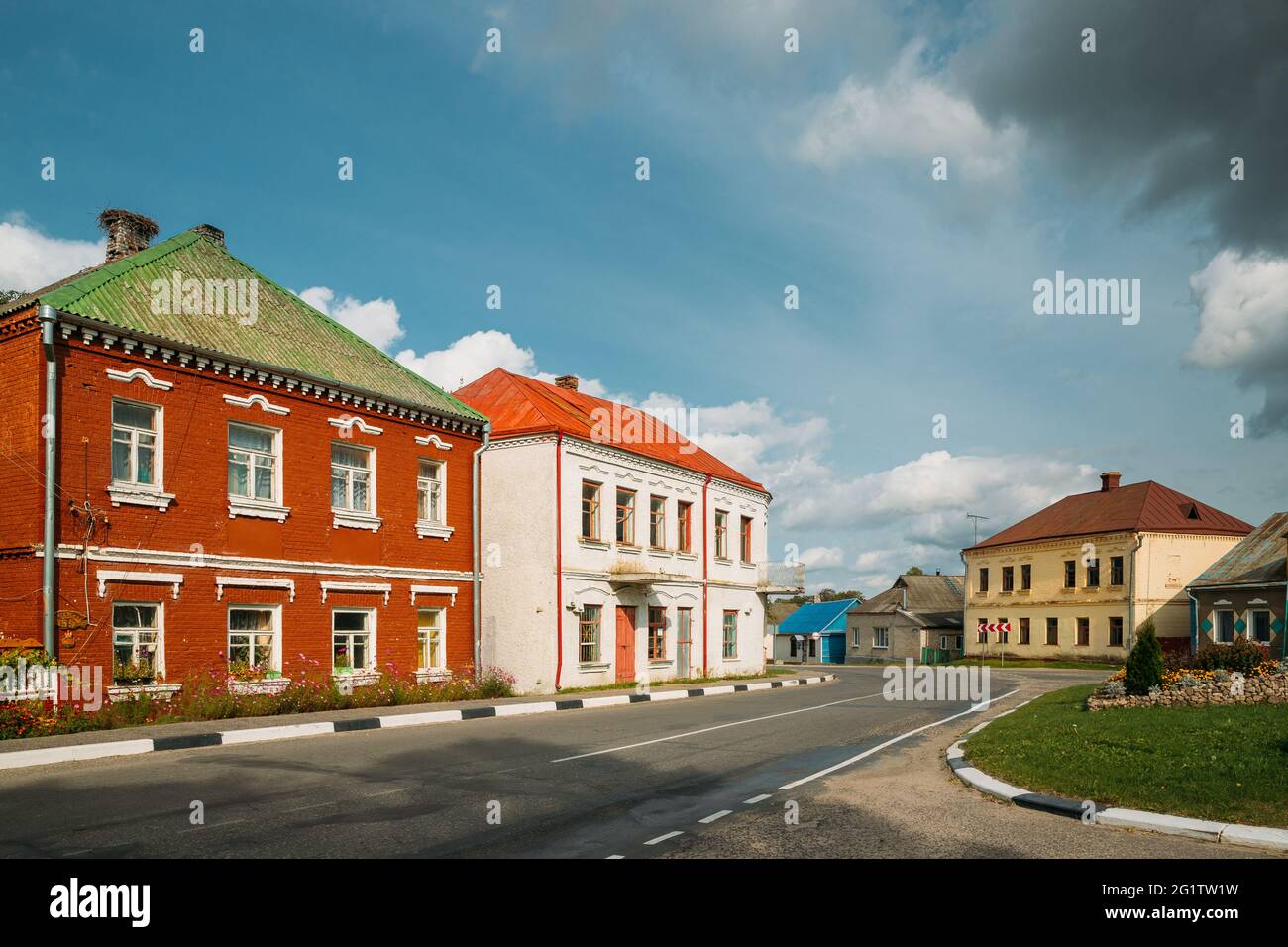 OPSA, district de Braslav, région de Vitebsk, Bélarus. Vue sur les vieilles maisons de la rue Sovetskaya dans la ville d'Agro-ville d'OPSA Banque D'Images