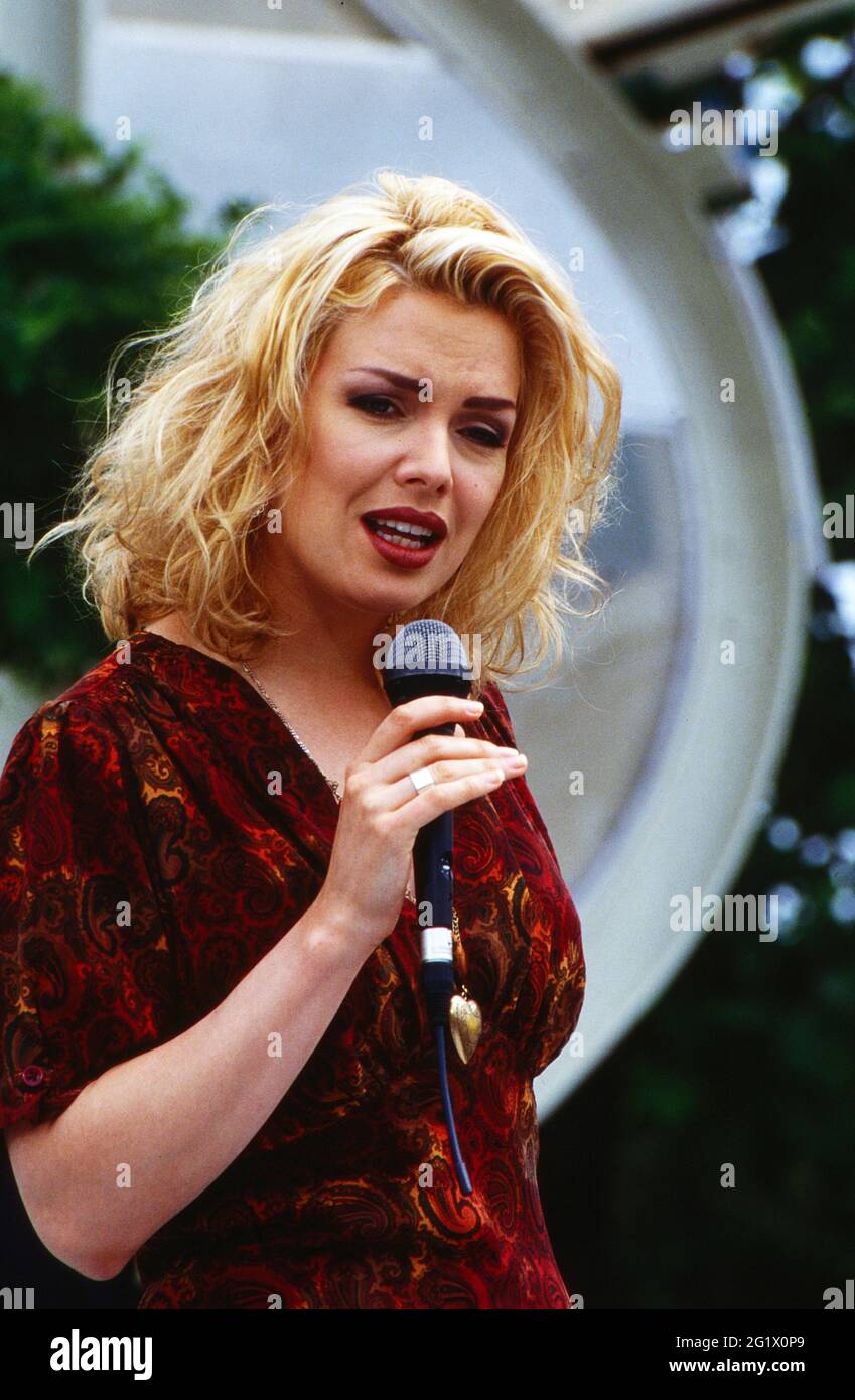 ZDF Fernsehgarten, Sonntagsunterhaltung aus dem Garten des ZDF à Mayence, Sendung vom 14. Juni 1992, Gaststar: Sängerin Kim Wilde Banque D'Images