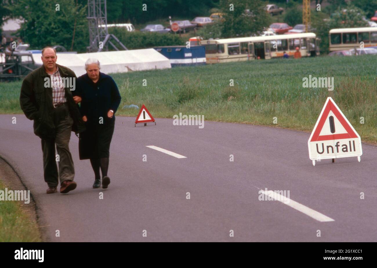 Schockierte Anwohner nach dem Grubenunglück in Stolzenbach BEI Borken in Hessen, Deutschland 1988. Banque D'Images