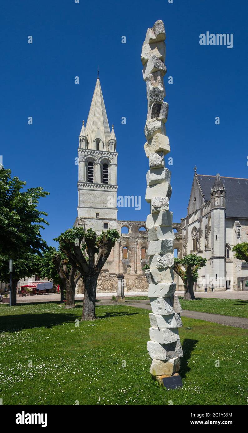 Vue sur l'église abbatiale Saint-Pierre ruine et sculpture en pierre non nommée à Beaulieu-lès-Loches, Indre-et-Loire (37), France. Banque D'Images