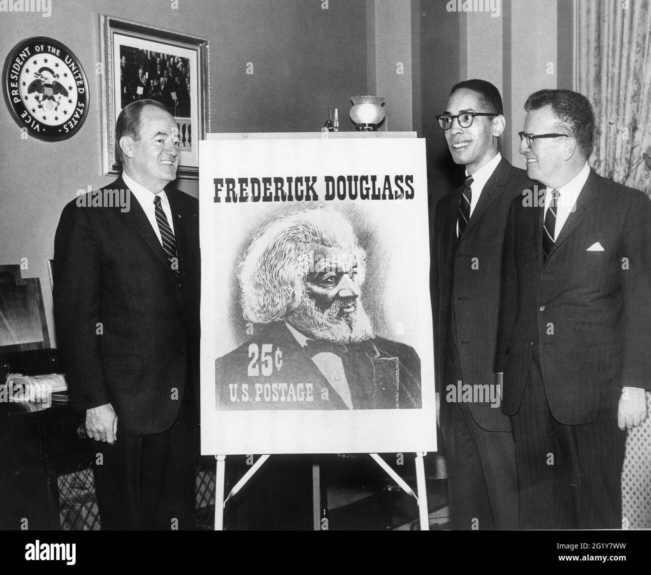 Le vice-président Hubert H Humphrey (à gauche) donne un aperçu de la conception du timbre-poste Frederick Douglass avec Roland B Scott, Jr, l'arrière-grand-fils de Douglass, et le maître de poste Lawrence F O'Brien, à Washington, DC, 1967. (Photo par le département de la poste des États-Unis/RBM Vintage Images) Banque D'Images