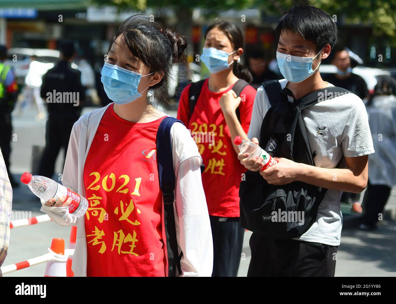 Fuyang, Chine. 07e juin 2021. Les élèves vêtus de T-shirts rouges ont vu marcher dans la salle d'examen pour se préparer à l'examen de mathématiques au centre d'examen de Fuyang No.2 Middle School. L'examen d'entrée à l'université de Chine a commencé en 2021. Cette année, 10.78 millions de personnes se sont inscrites à l'examen d'entrée au collège national, un record. Crédit : SOPA Images Limited/Alamy Live News Banque D'Images