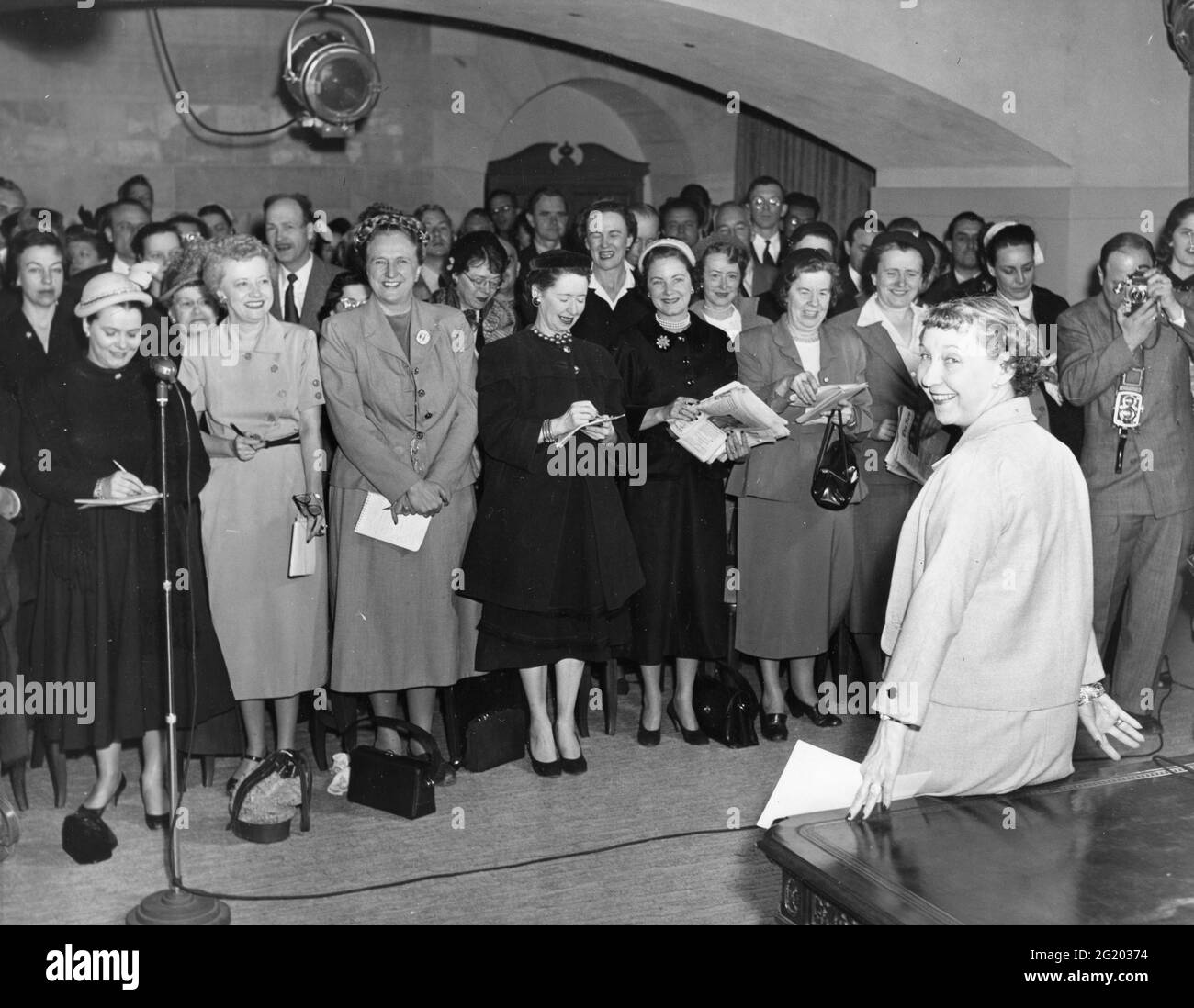 Mamie Eisenhower, rayonnante et heureuse, alors qu'elle rencontrait des jeunes et des femmes à sa première conférence de presse de la Maison Blanche en tant que première dame, Washington, DC, 3/11/1953. (Photo de l'Agence d'information des États-Unis/RBM Vintage Images) Banque D'Images