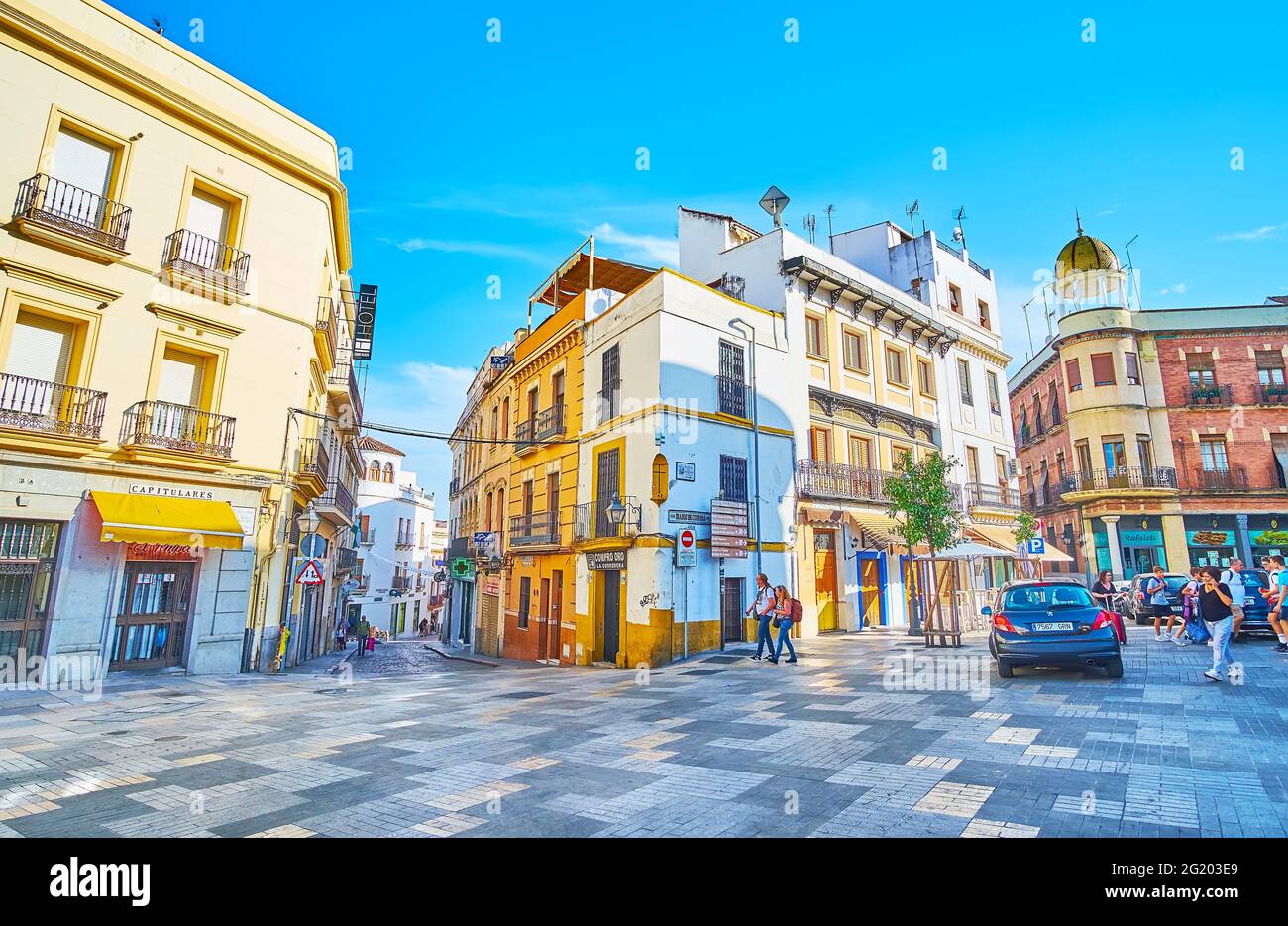 CORDOUE, ESPAGNE - 30 septembre 2019 : rue historique Calle Capitulares avec bâtiments anciens et restaurés, magasins, cafés et hôtels, le 30 septembre à Cordoue Banque D'Images