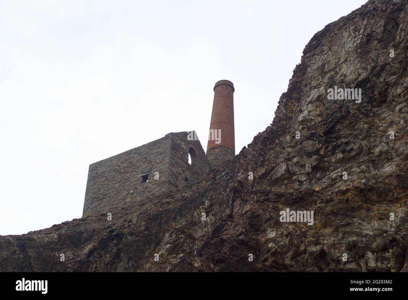 Towanroath Engine Pumping House, mine de Coates de petit-lait. Perché au sommet des spectaculaires falaises de la mer de Cornouailles du Nord. ROYAUME-UNI. Banque D'Images