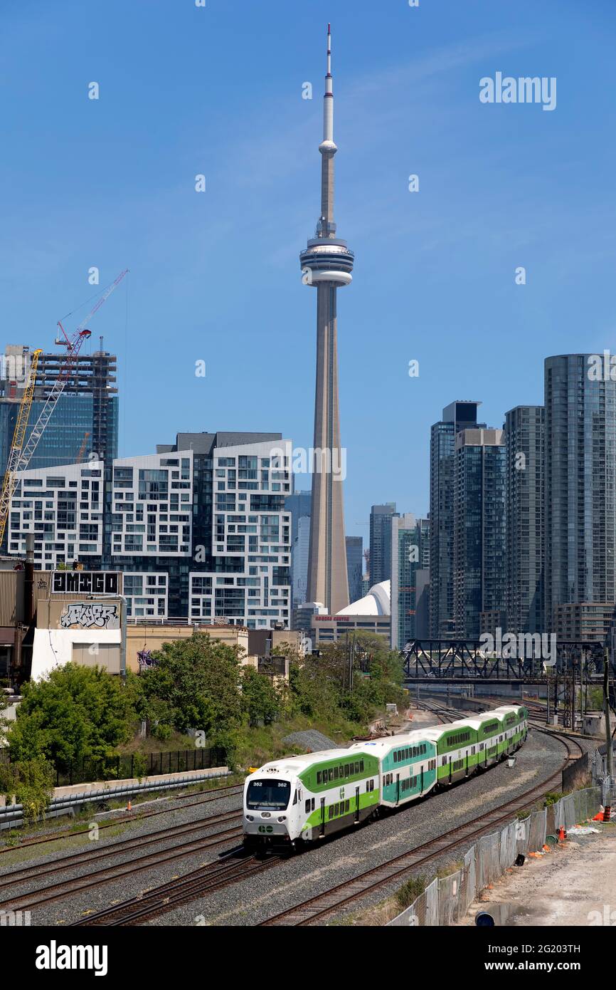 Toronto Ontario Canada, chemin de fer couloir ferroviaire au centre-ville de Toronto avec vue sur la ville et GO train. Banque D'Images
