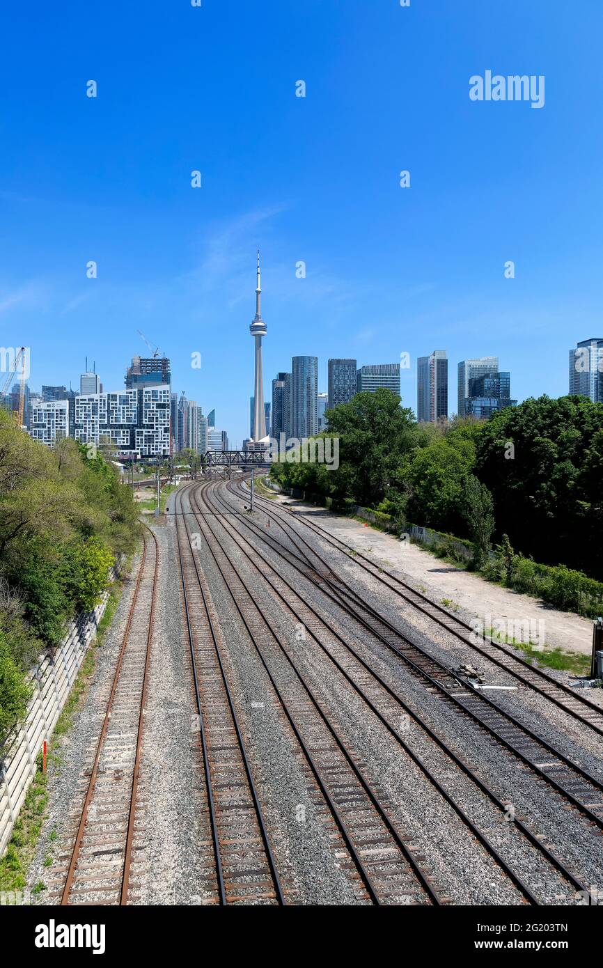 Toronto Ontario Canada, voies ferrées couloir ferroviaire au centre-ville de Toronto avec vue sur la ville. Banque D'Images