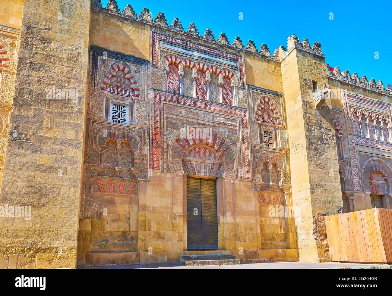 La Puerta de San Nicolas médiévale possède une arche de fer à cheval arabe traditionnelle, des panneaux sculptés en sebka, des motifs incrustés et islamiques, Mezquita, Cordoue, Espagne Banque D'Images