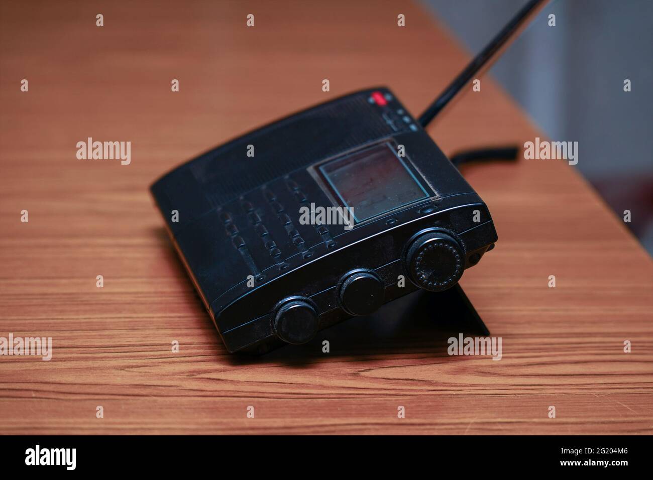 Récepteur radio analogique noir sur une table en bois Banque D'Images