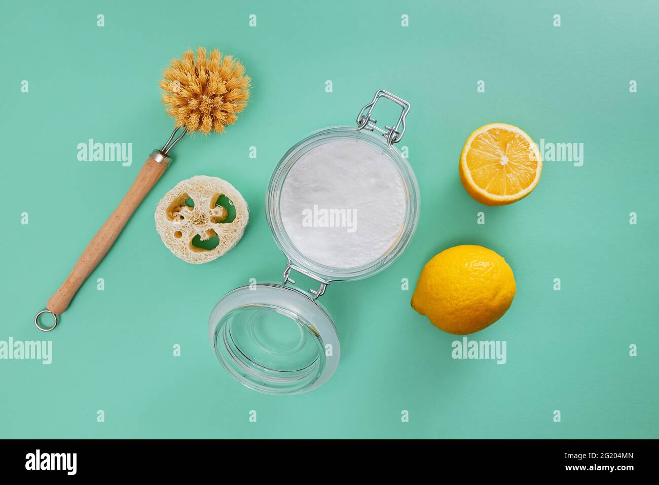Composition de pose de plat avec des éléments naturels pour le nettoyage de la cuisine et de la maison. Banque D'Images