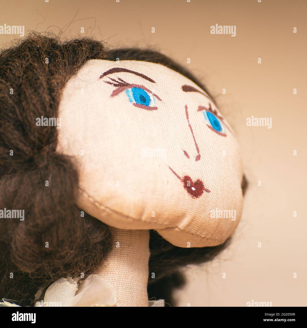 Le visage d'une poupée de chiffon maison avec des yeux bleus. Portrait d'une poupée de chiffon. Mise au point sélective Banque D'Images