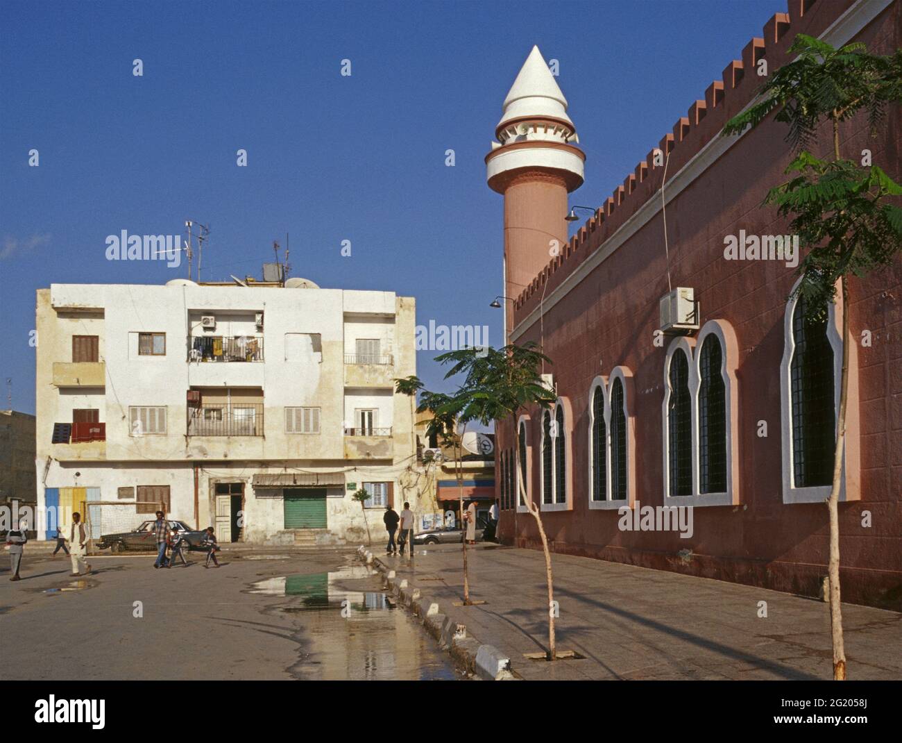 mosquée et bâtiment résidentiel à Benghazi, Libye Banque D'Images