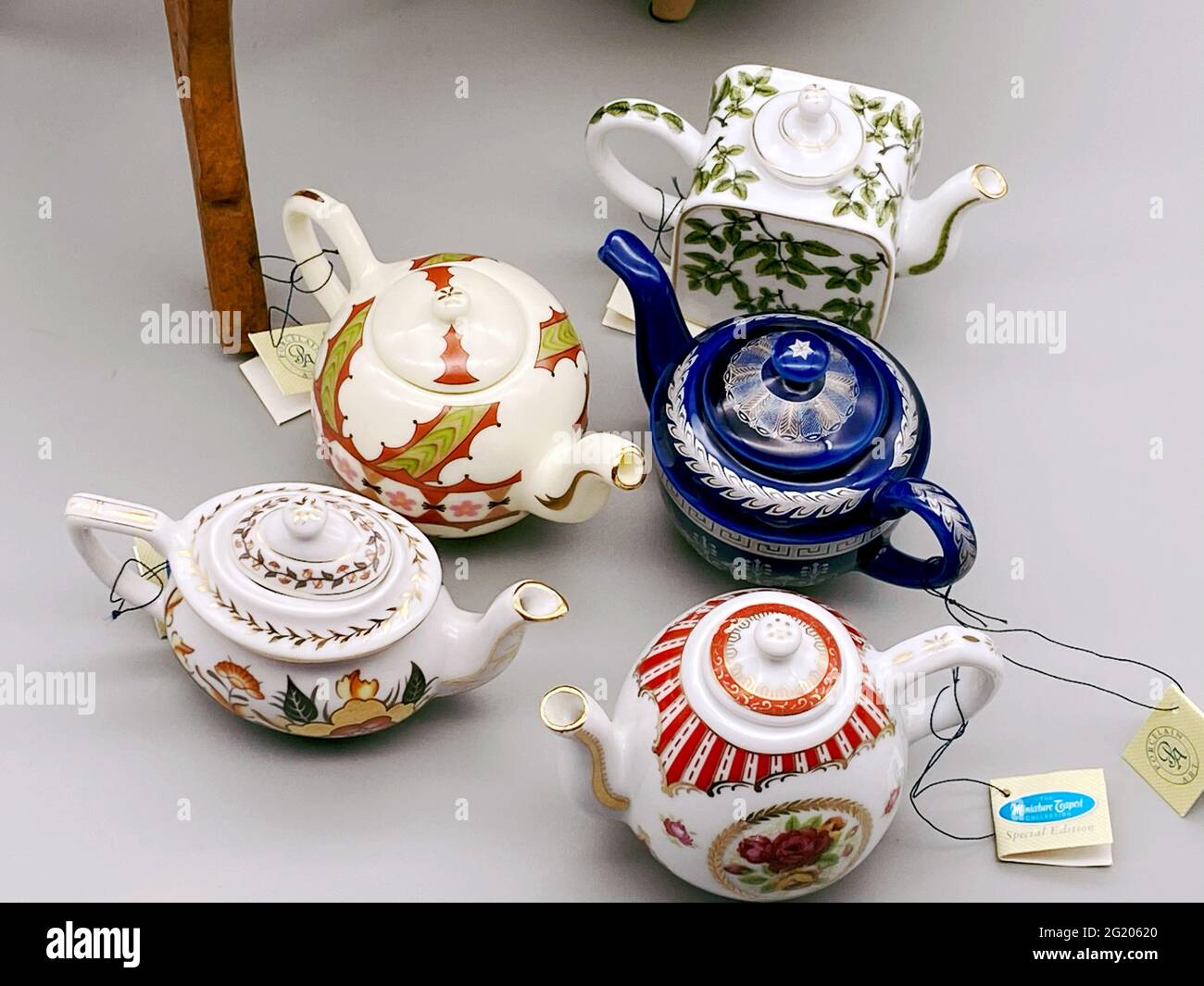 NORTHAMPTON, ROYAUME-UNI - 11 octobre 2020: Porcelaine Art Vintage cinq Teapotes miniatures impressionnantes Banque D'Images