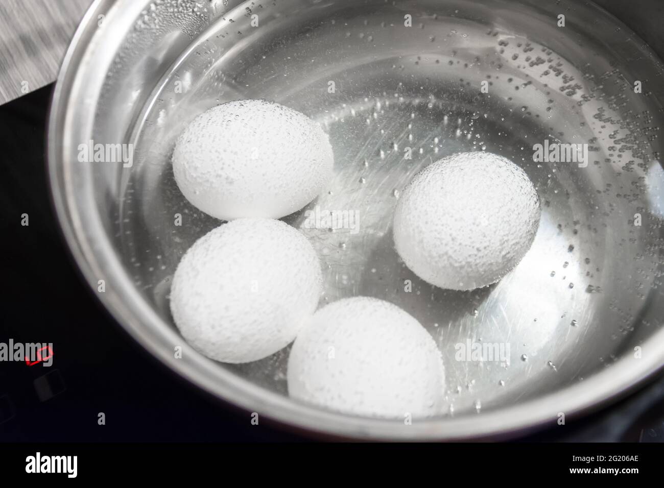 Cuisson des œufs de poulet blancs dans une casserole Banque D'Images