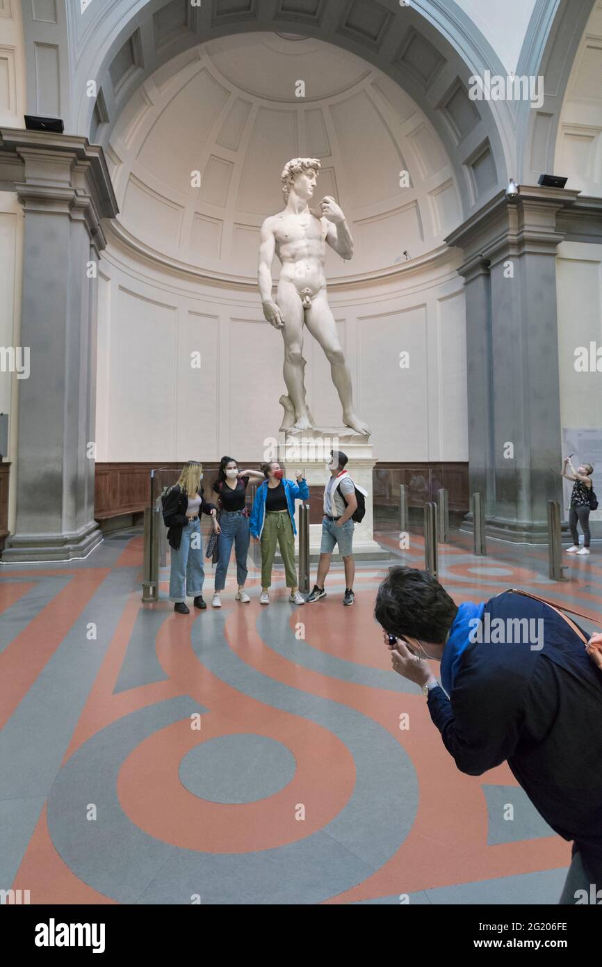 Prendre une photo devant la statue de David de Michel-Ange, Galerie de l'Académie, Florence, Italie Banque D'Images