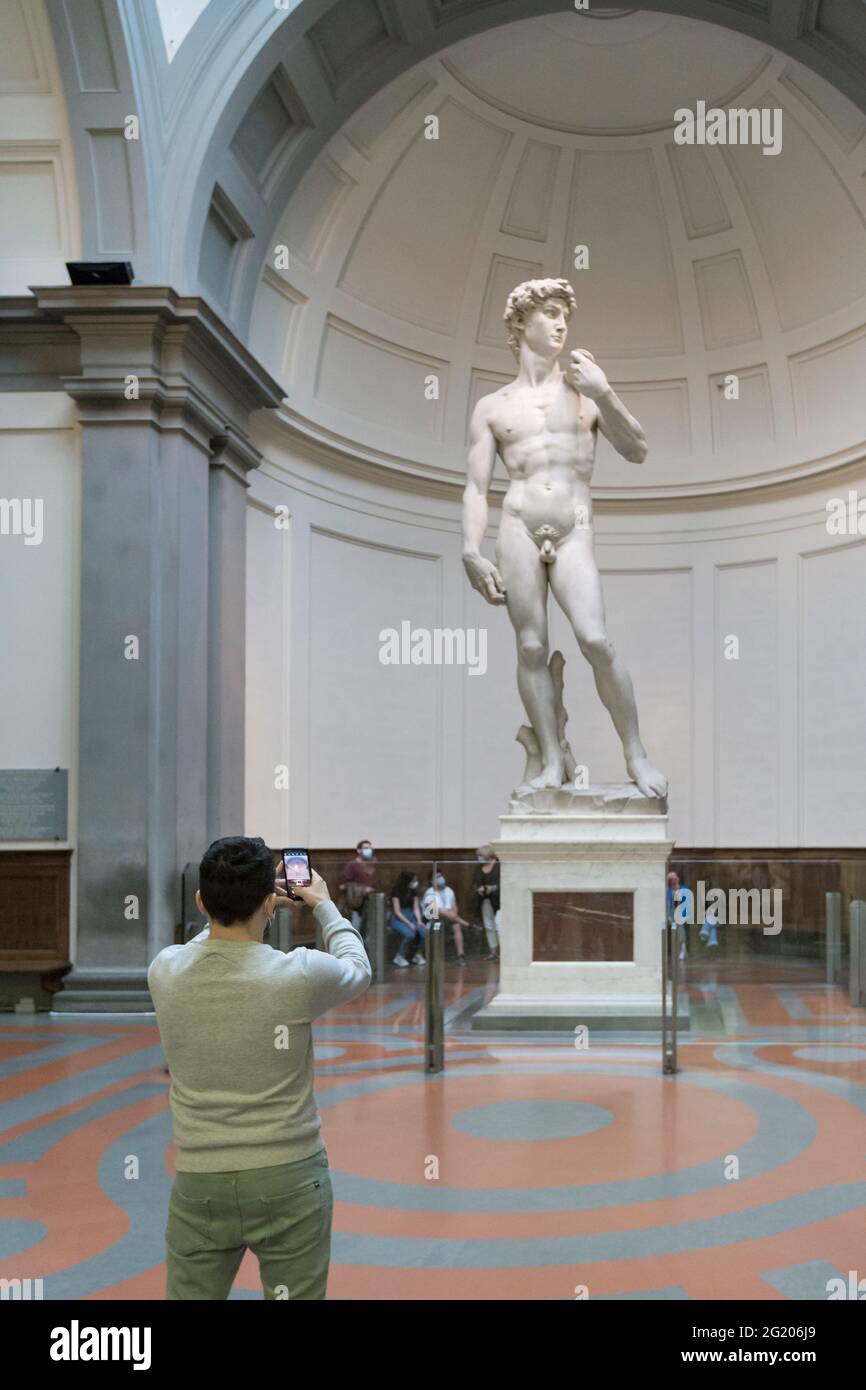 Prendre une photo devant la statue de David de Michel-Ange, Galerie de l'Académie, Florence, Italie Banque D'Images