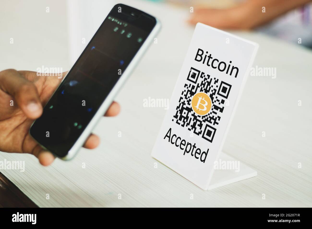 Gros plan des mains en utilisant le téléphone mobile Scaning Bitcoin QR code pour le contact numérique moins de paiement après les achats en utilisant Bitcoin crypto-monnaie - concept Banque D'Images