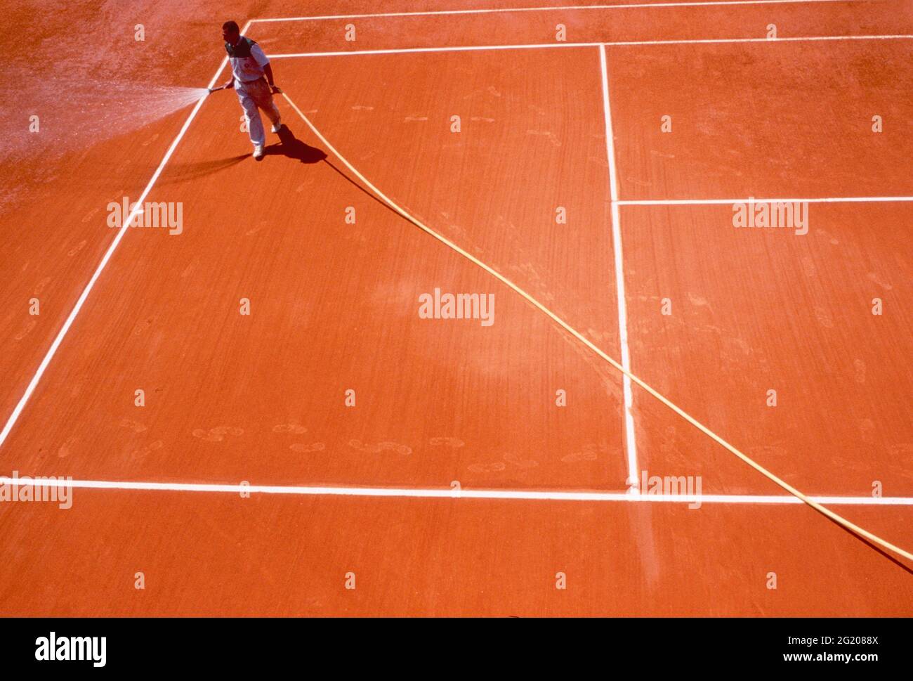 Arrosage du court de tennis, Roland Garros, France 1993 Photo Stock - Alamy