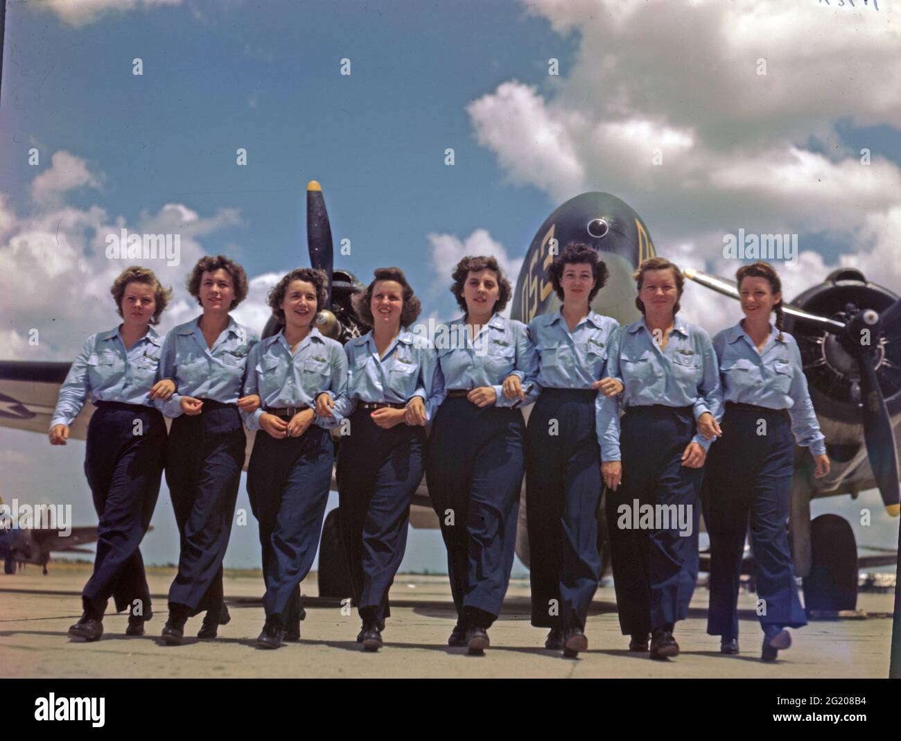 Un groupe de huit pilotes féminins, membres des pilotes du Service de la Force aérienne féminine, se promette le long de la rampe à l'école pilote avancée à moteur unique du Commandement de l'entraînement de l'AAF à Foster Field. De gauche à droite : Pauline S Cutler; Dorothy Ehrhardt; Jennie M Hill; Etta Mae Hollinger; Lucille R Carey; Jane B Shirley; Dorothy H Beard; et Kathryn Boyd, Victoria, TX, 1944. (Photo de la US Army Air Force/RBM Vintage Images) Banque D'Images