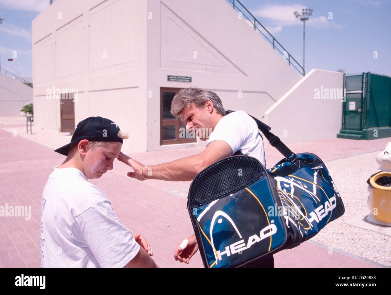 Joueur de tennis suédois Bjorn Borg avec son fils Robin, années 1990 Photo  Stock - Alamy