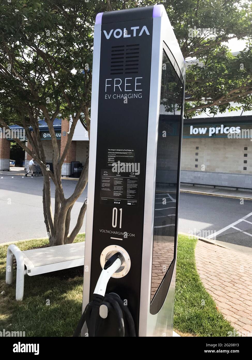 Station de charge de voiture électrique gratuite dans le parking d'un Giant Food Store à Rockville, Maryland, le lundi 7 juin 2021. Le concept, développé par Volta Charging, LLC, est de développer un réseau de postes de charge soutenus par des annonceurs dans les parcs de stationnement de détaillants importants pour fournir jusqu'à deux heures de charge pour les voitures qui incluent le Tesla, le Chevy Bolt EV et le Hyundai Kona Electric. Photo de Ron Sachs/CNP/ABACAPRESS.COM Banque D'Images