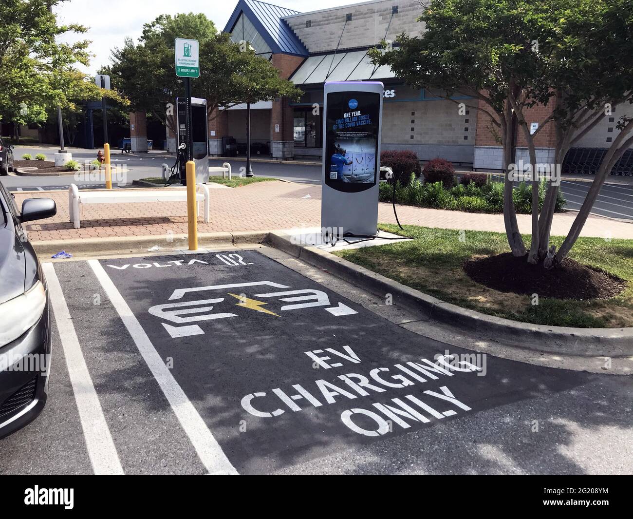 Station de charge de voiture électrique gratuite dans le parking d'un Giant Food Store à Rockville, Maryland, le lundi 7 juin 2021. Le concept, développé par Volta Charging, LLC, est de développer un réseau de postes de charge soutenus par des annonceurs dans les parcs de stationnement de détaillants importants pour fournir jusqu'à deux heures de charge pour les voitures qui incluent le Tesla, le Chevy Bolt EV et le Hyundai Kona Electric. Photo de Ron Sachs/CNP/ABACAPRESS.COM Banque D'Images