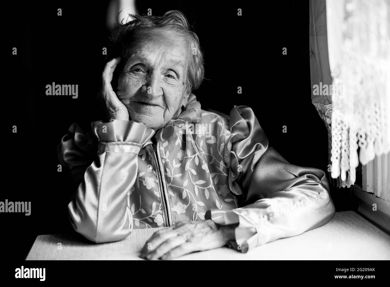 Portrait noir et blanc d'une vieille femme, gros plan. Banque D'Images