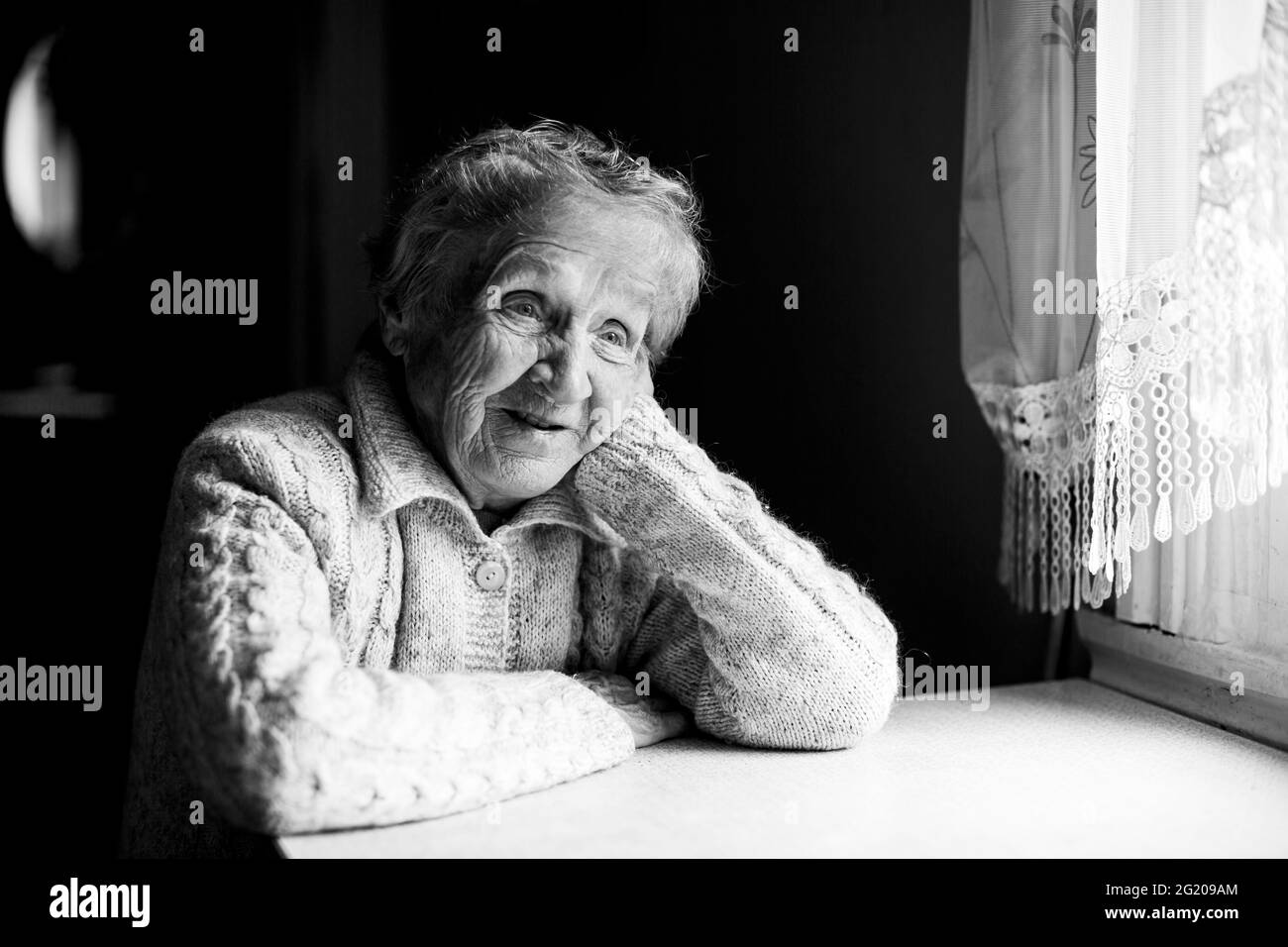 Portrait d'une vieille femme. Photo de contraste noir et blanc. Banque D'Images