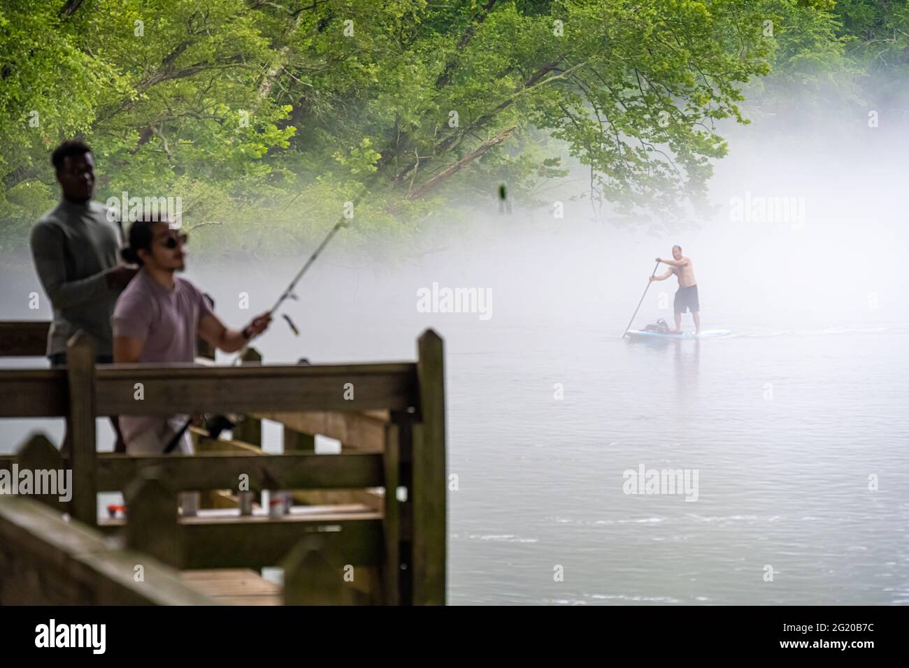 Paddleboarder debout émergeant à travers la brume montante sur la rivière Chattahoochee à Roswell (Metro Atlanta), Géorgie. (ÉTATS-UNIS) Banque D'Images