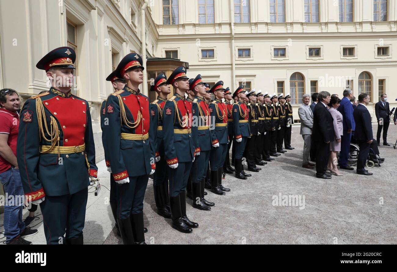 Les gardes d'honneur russes sont à l'attention lors d'une cérémonie de dévoilement d'un monument à l'empereur Alexandre III de Russie sur la place Arsenal dans le Grand Palais Gatchina le 5 juin 2021 à Gatchina, région de Leningrad, Russie. Banque D'Images