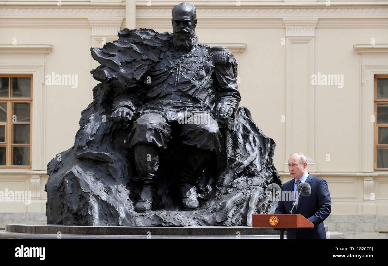 Le président russe Vladimir Poutine s'exprime lors d'une cérémonie pour dévoiler un monument à l'empereur Alexandre III de Russie sur la place Arsenal dans le Grand Palais Gatchina le 5 juin 2021 à Gatchina, région de Leningrad, Russie. Banque D'Images