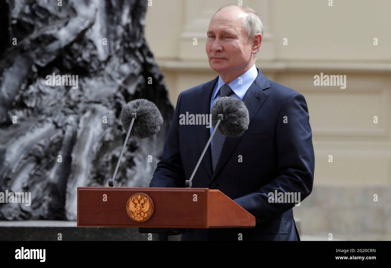 Le président russe Vladimir Poutine s'exprime lors d'une cérémonie pour dévoiler un monument à l'empereur Alexandre III de Russie sur la place Arsenal dans le Grand Palais Gatchina le 5 juin 2021 à Gatchina, région de Leningrad, Russie. Banque D'Images