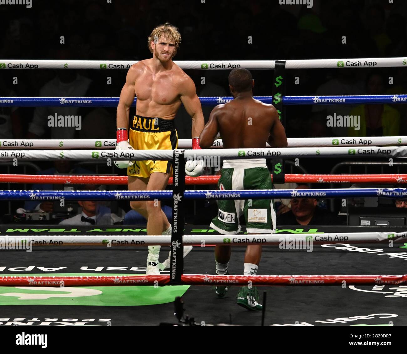 Miami Gardens FL, États-Unis. 06e juin 2021. Floyd Mayweather contre Logan Paul lors de leur match de boxe d'exposition au Hard Rock Stadium de Miami Gardens le 6 juin 2021 à Miami Gardens, en Floride. Crédit : Mpi04/Media Punch/Alamy Live News Banque D'Images