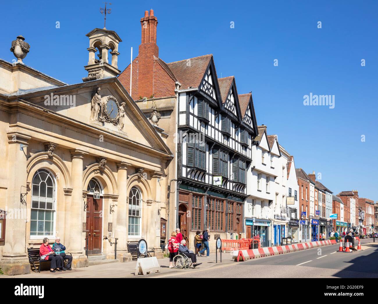 Hôtel de ville de Tewkesbury sur la High Street avec des magasins du centre-ville et des bâtiments médiévaux Tewkesbury, Gloucestershire, Angleterre, GB, Royaume-Uni, Europe Banque D'Images