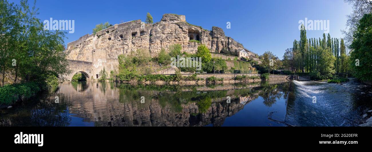 Europe, Luxembourg, ville de Luxembourg, l'ancien pont de Stierchen traversant la rivière Alzette, au-dessous des fortifications des Casemates du Bock Banque D'Images