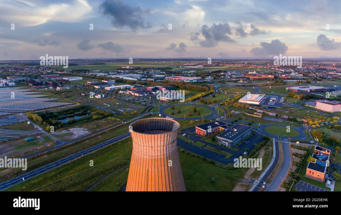 Ancienne cheminée d'usine de métal à Caen, Colombelles, Normandie, photo de  drone au coucher du soleil, zone industrielle Photo Stock - Alamy