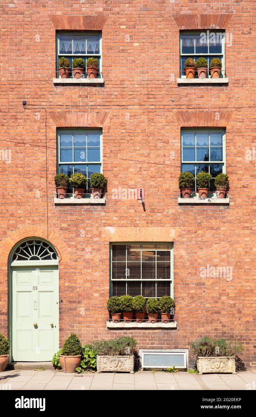 Tewkesbury maison de centre-ville avec pots de fleurs sur les rebords de fenêtre sur Barton Street la A38 Tewkesbury, Gloucestershire, Angleterre, GB, Royaume-Uni, Europe Banque D'Images