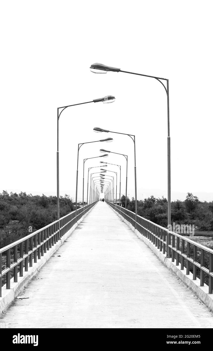 Jetée ou jetée, promenade et mer au lever du soleil. Belle vue sur la jetée ou la jetée pour le fond. Jetée vide sur la rivière Karnabuli, Bangladesh. Banque D'Images