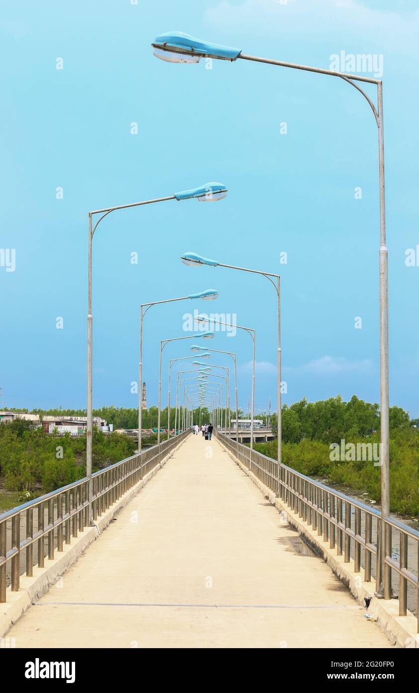 Jetée ou jetée, promenade et mer au lever du soleil. Belle vue sur la jetée ou la jetée pour le fond. Jetée vide sur la rivière Karnabuli, Bangladesh. Banque D'Images