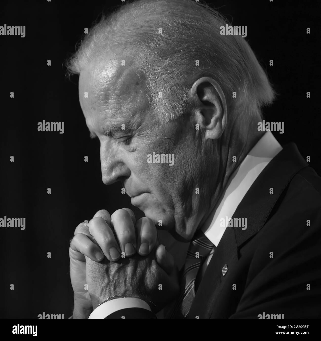 Le président américain Joe Biden avec les mains pliées et la tête badurée dans la prière. Photo officielle de la Maison Blanche par Lawrence Jackson. Banque D'Images
